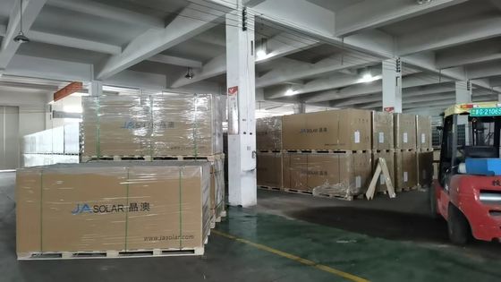 JA SOLAR 615W Бифициальные солнечные панели с полуклетками Максимальная эффективность для установки на крыше